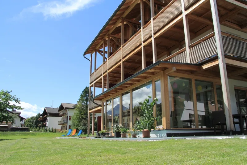 Garni Hotel Am Burghügel con giardino e balconi esposti a sud
