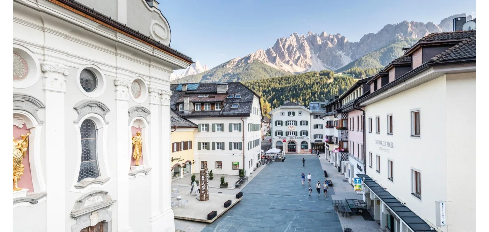 Centro storico di San Candido con le Dolomiti sullo sfondo